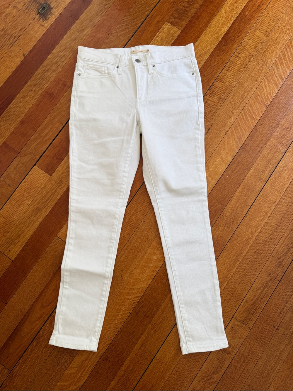 Levi’s women’s white 311 mid-rise shaping skinny jeans. Size 28.